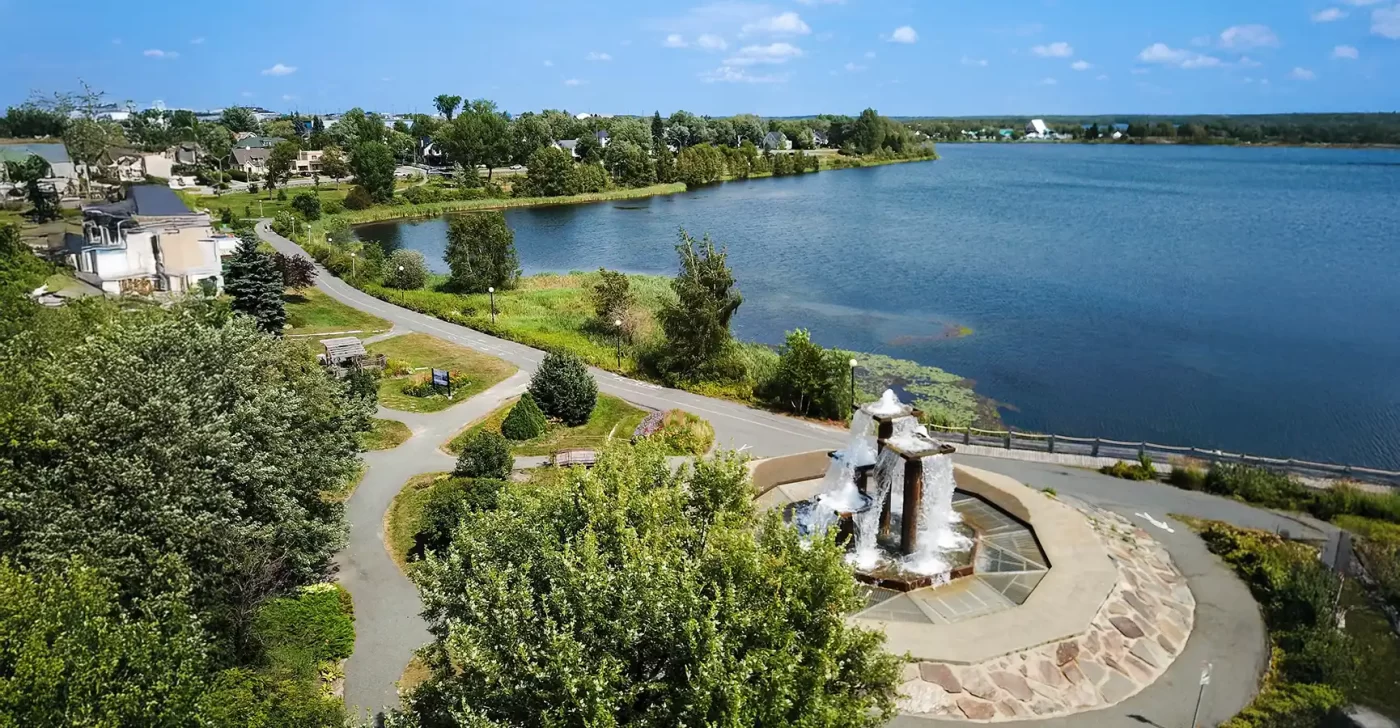 Aerial photo of a lakeside fountain and multi-use trails  in Rouyn-Noranda, Quebec